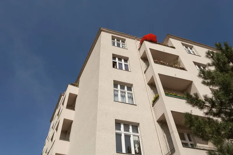 2-Zimmer-Wohnung mit Balkon, Dielenfußboden und Tageslichtbad — photo 1